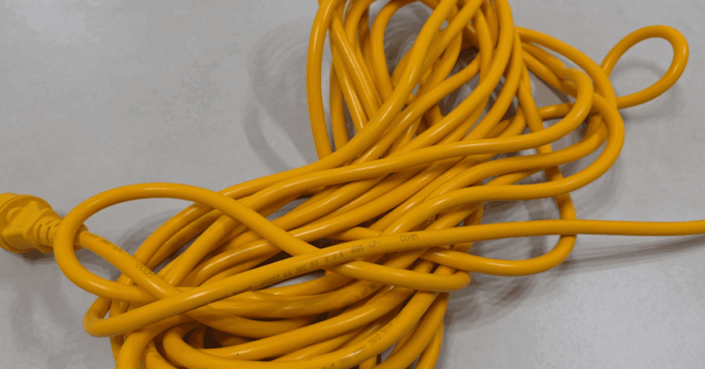 전선, 호스, 로프를 보관할 때 매번 줄꼬임이 발생하는 이유는 간단합니다. 같은 방향으로만 말아 올린 비틀림이 그대로 쌓였기 때문입니다. 해결책은 하나, ‘오버–언더’입니다. 이 글에서는 전선 감는법, 호스 감는법, 줄 감는법을 단계별로 보여주고, 줄꼬임 해결과 전선 꼬임 방지의 핵심 요령을 딱 필요한 만큼만 정리합니다. 3분이면 해결됩니다.