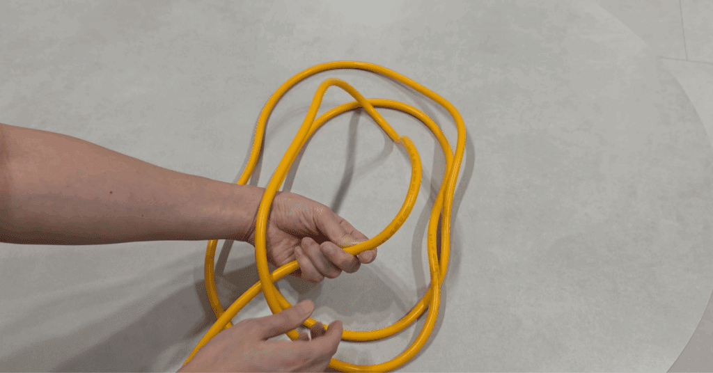 전선, 호스, 로프를 보관할 때 매번 줄꼬임이 발생하는 이유는 간단합니다. 같은 방향으로만 말아 올린 비틀림이 그대로 쌓였기 때문입니다. 해결책은 하나, ‘오버–언더’입니다. 이 글에서는 전선 감는법, 호스 감는법, 줄 감는법을 단계별로 보여주고, 줄꼬임 해결과 전선 꼬임 방지의 핵심 요령을 딱 필요한 만큼만 정리합니다. 3분이면 해결됩니다.