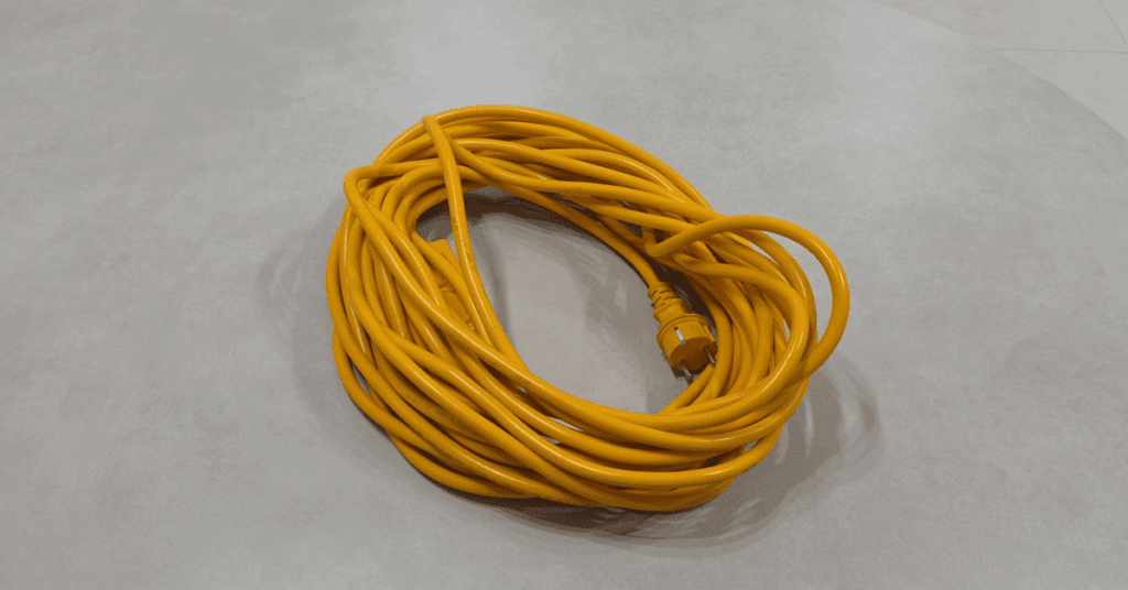 전선, 호스, 로프를 보관할 때 매번 줄꼬임이 발생하는 이유는 간단합니다. 같은 방향으로만 말아 올린 비틀림이 그대로 쌓였기 때문입니다. 해결책은 하나, ‘오버–언더’입니다. 이 글에서는 전선 감는법, 호스 감는법, 줄 감는법을 단계별로 보여주고, 줄꼬임 해결과 전선 꼬임 방지의 핵심 요령을 딱 필요한 만큼만 정리합니다. 3분이면 해결됩니다.