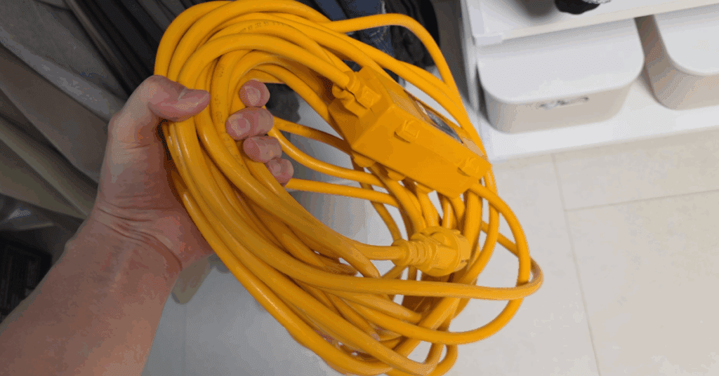 전선, 호스, 로프를 보관할 때 매번 줄꼬임이 발생하는 이유는 간단합니다. 같은 방향으로만 말아 올린 비틀림이 그대로 쌓였기 때문입니다. 해결책은 하나, ‘오버–언더’입니다. 이 글에서는 전선 감는법, 호스 감는법, 줄 감는법을 단계별로 보여주고, 줄꼬임 해결과 전선 꼬임 방지의 핵심 요령을 딱 필요한 만큼만 정리합니다. 3분이면 해결됩니다.