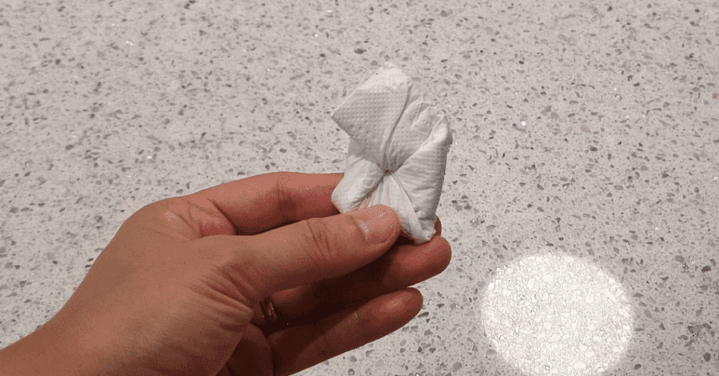 두루마리 휴지를 딱지모양으로 접어주세요