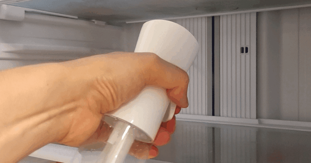 소주를 냉장고에 뿌려서 냄새 제거하기