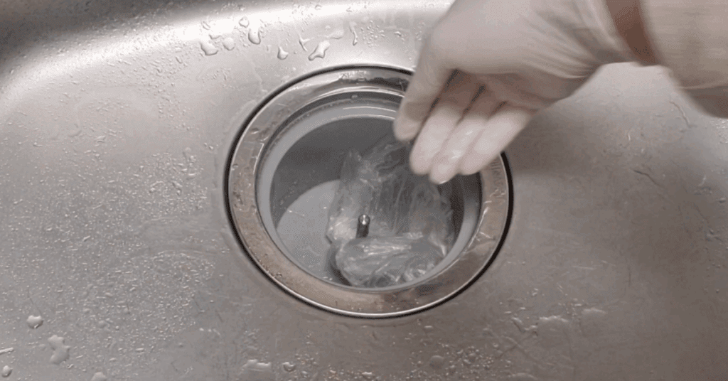 싱크대 배수구 청소할 때 무조건 휴지를 끼워야하는 이유를 공개합니다! 4