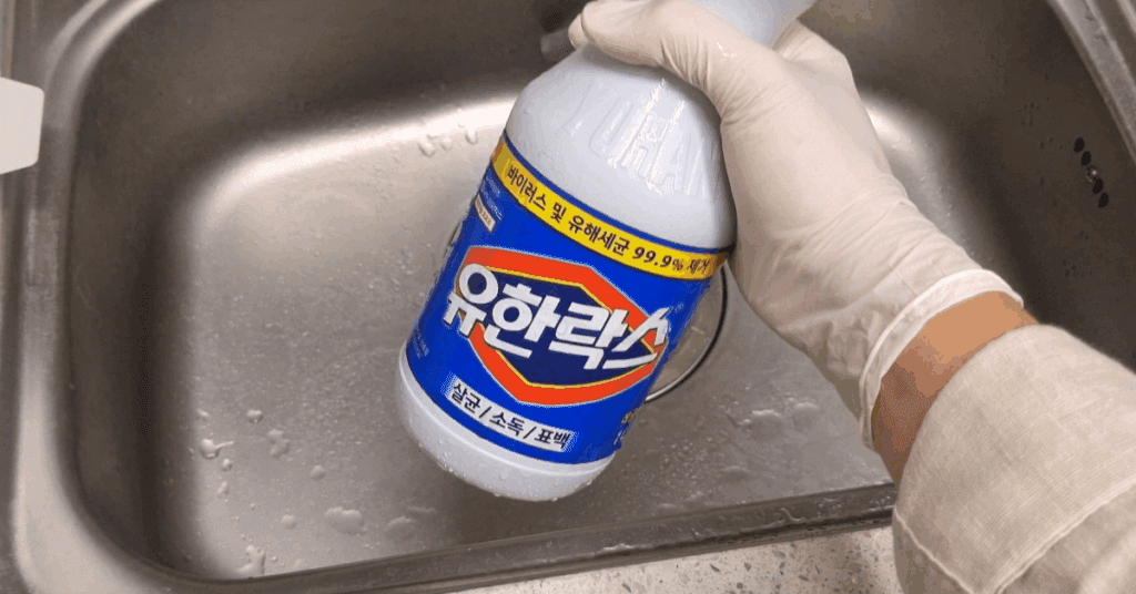 싱크대 배수구 청소할 때 무조건 휴지를 끼워야하는 이유를 공개합니다! 5