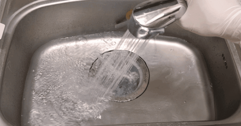 싱크대 배수구 청소할 때 무조건 휴지를 끼워야하는 이유를 공개합니다! 6