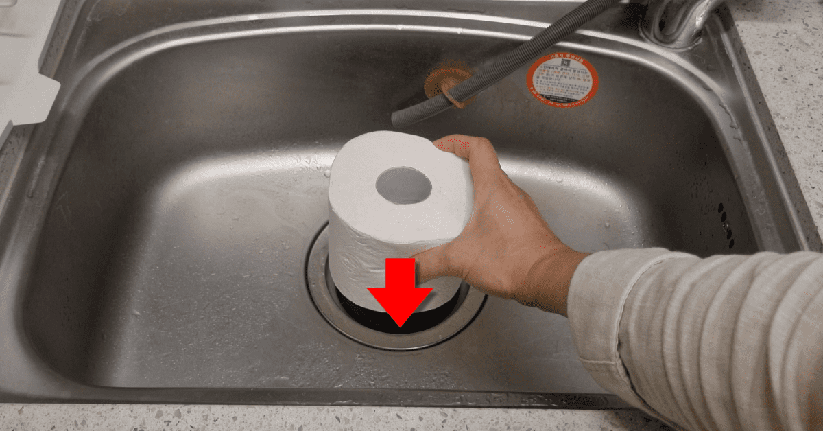 싱크대 배수구 청소에 휴지를 넣어보세요.