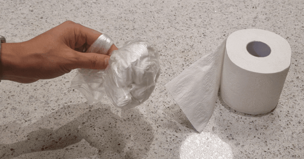 싱크대 배수구 청소할 때 무조건 휴지를 끼워야하는 이유를 공개합니다! 3