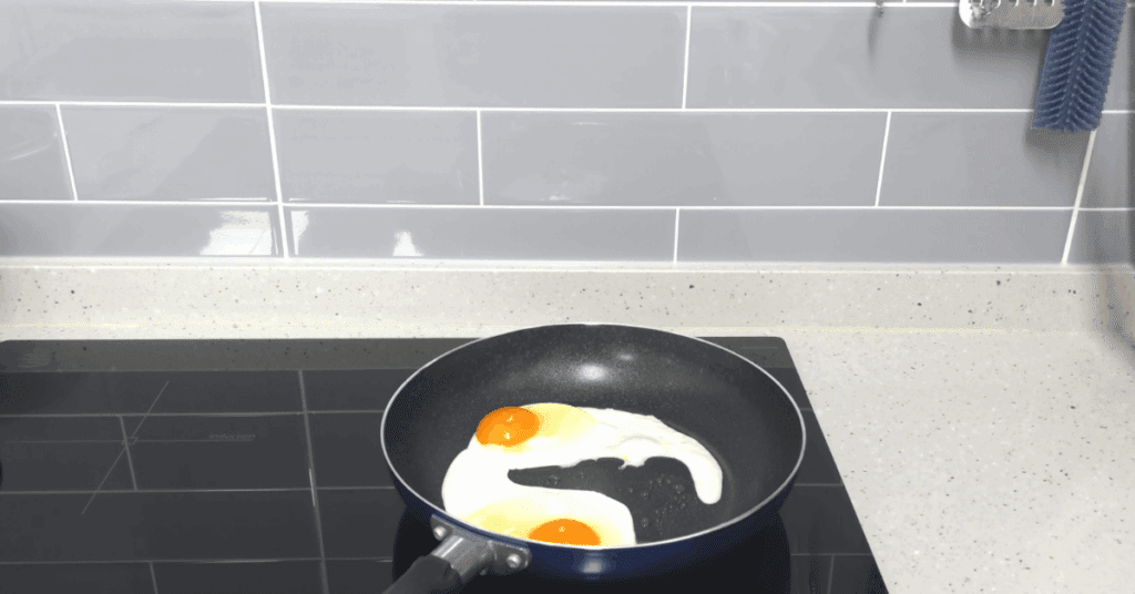 불 없이 1분 만에 완성되는 초간단 참치캔 요리! 간단한 반찬부터 안주까지 활용 가능한 참치캔 레시피로 여름철 입맛을 되살려보세요.