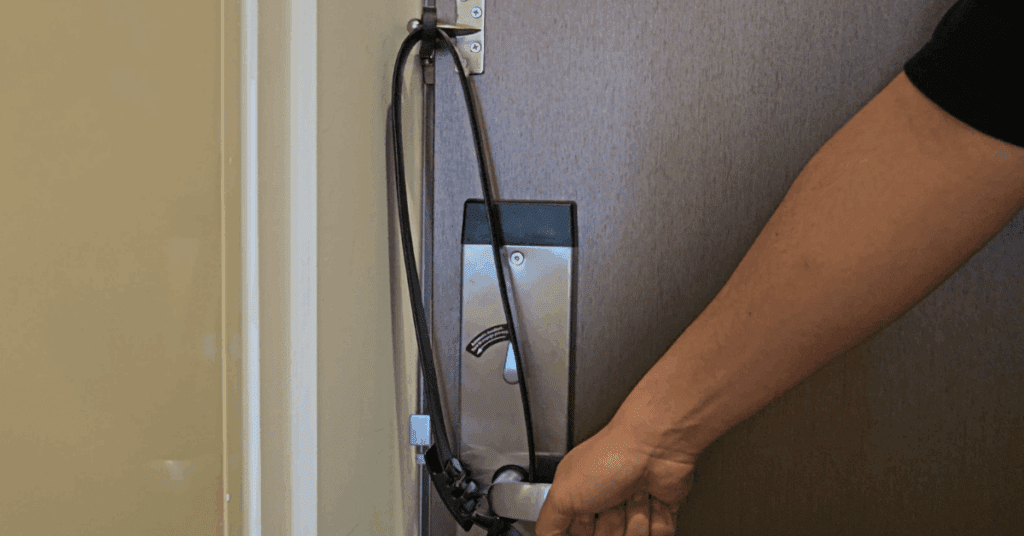 호텔 숙박 시 문단속이 불안하신가요? 벨트와 수건만으로 호텔 문 잠그기 완벽하게 하는 꿀팁을 알려드립니다.
간단한 문잠그기 방법으로 안전한 숙박을 지켜보세요.