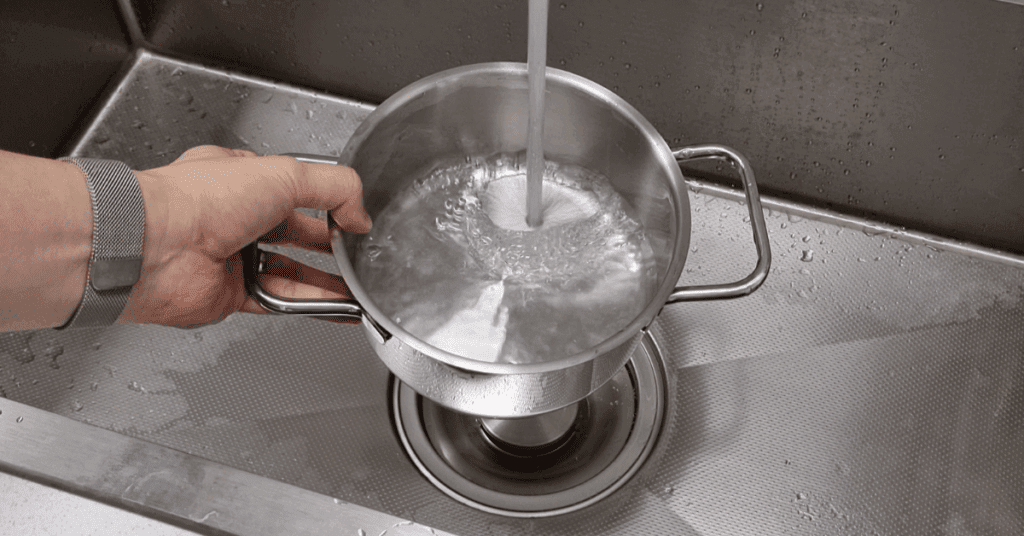 수돗물 마셔도 되나요? 정답은 NO! 수돗물 마시면 안되는 중요한 이유 1가지를 공개합니다 2