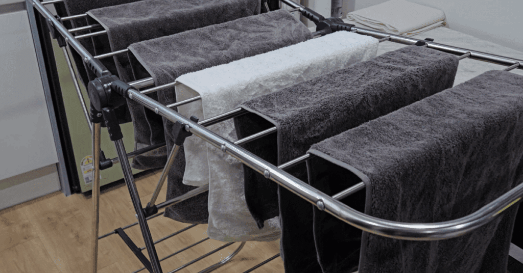 세탁소에서 배운 수건 세탁법 공개. 수건 삶기 없이 ‘고온+알칼리’로 쉰내 제거! 수건 세탁 온도, 수건 세탁 세제 선택, 단계별 수건 세탁법 노하우를 한 번에 정리합니다.