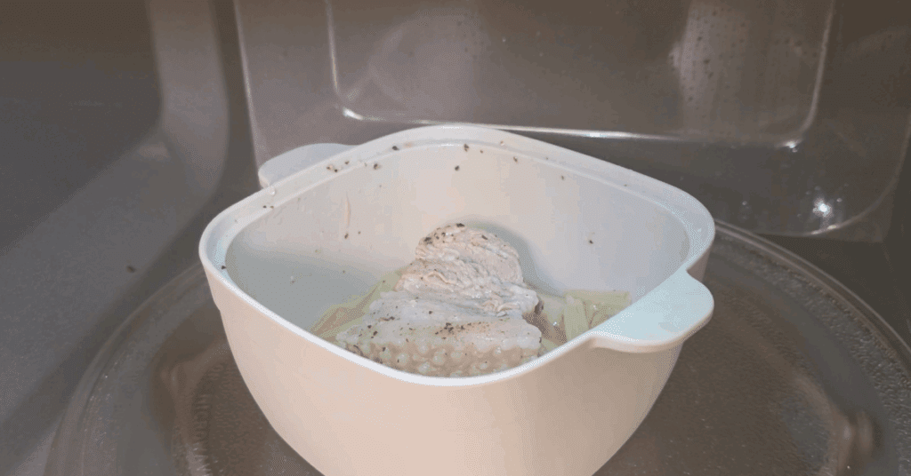 전자레인지로 10분 만에 완성하는 초간단 삼겹살 수육 레시피. 채소와 소주(또는 물)만으로 잡내 없이 촉촉하게! 전자레인지 수육, 전자레인지 삼겹살, 삼겹살 전자레인지 완전 정복.