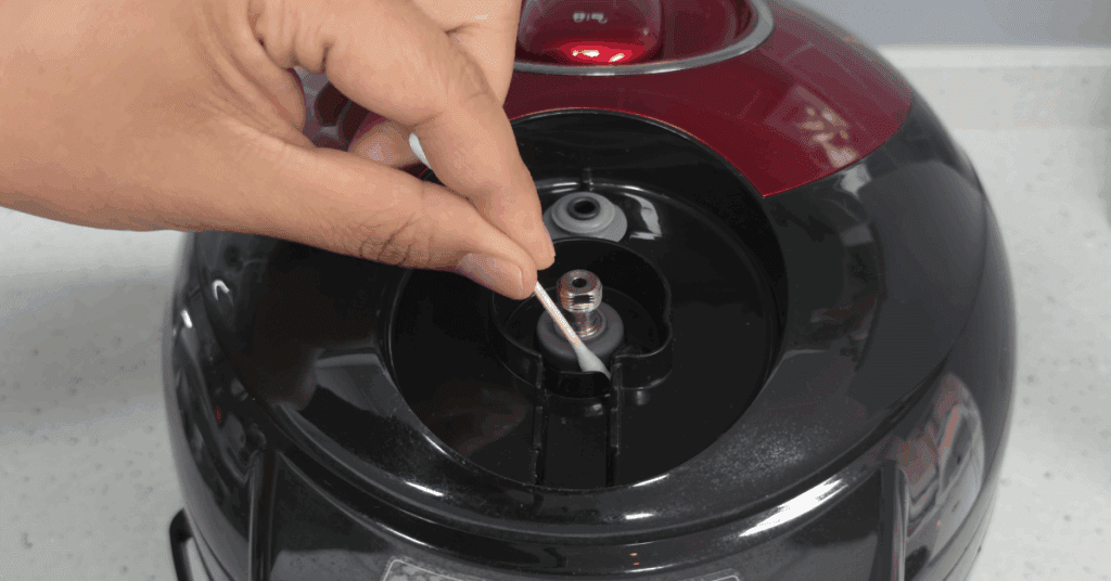 전기밥솥 냄새 원인은 ‘잘 안 보이는 작은 부품’에 있습니다. 오늘 딱 한 번, 스팀커버·압력추·물받이·패킹을 분해 세척하고 식초 스팀으로 마무리하세요. 전기밥솥 청소는 어렵지 않습니다. 이 루틴을 한 달에 한 번만 지키면 맛있는 밥맛을 그대로 유지할 수 있습니다.