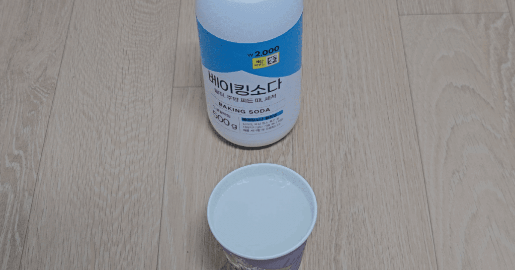 선풍기 청소, 이제 분해하지 마세요. 베이킹소다와 분무기만 있으면 선풍기 날개 먼지까지 깔끔하게 청소할 수 있습니다. 간편한 선풍기 청소 방법 지금 확인해보세요.