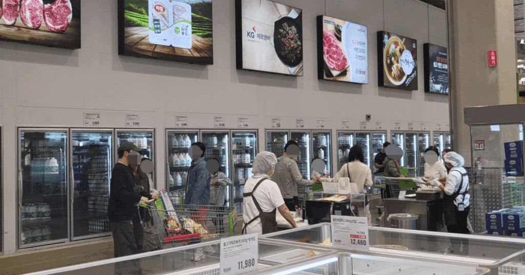 전날 밤부터 줄을 서는 인파가 몰린 트레이더스 구월점 인기 추천템 10가지를 소개합니다.
한우 등심, 연어스테이크, 대왕새우초밥까지 — 트레이더스 추천템 2025 총정리!