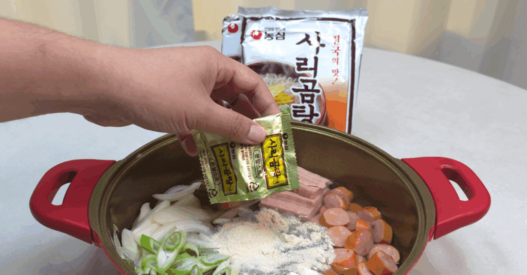 라면 연구원이 직접 선정한 사리곰탕면 레시피 1위 공개!
두부·스팸·치즈로 깊은 맛을 완성하는 라면 레시피 추천,
이 조합 하나로 최고의 라면 레시피가 완성됩니다.