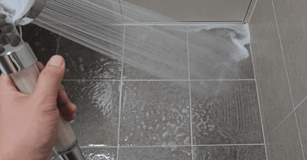 샤워할 때 나오는 찬물로 물절약하면서 화장실 청소하는 법을 소개합니다.
베이킹소다 세정액으로 세면대·변기·타일까지 깔끔하게 관리하는 방법을 확인하세요.