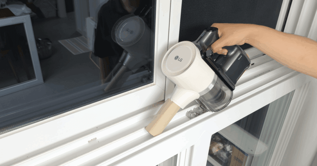 두루마리 휴지심 하나로 베란다 창틀 청소 끝! 전용 창틀 청소 도구 없이도 가능한 창틀 청소 방법을 단계별로 소개합니다. 배수홀 먼지 제거, 물때·곰팡이 예방, 유지 청소 방법까지 한 번에 정리.