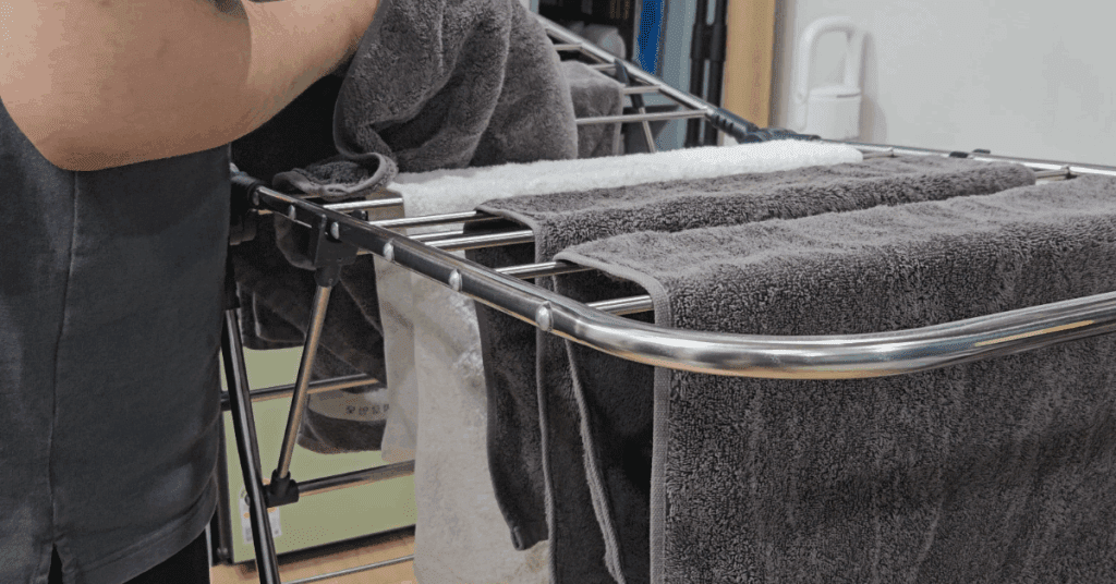 세탁소에서 배운 수건 세탁법 공개. 수건 삶기 없이 ‘고온+알칼리’로 쉰내 제거! 수건 세탁 온도, 수건 세탁 세제 선택, 단계별 수건 세탁법 노하우를 한 번에 정리합니다.