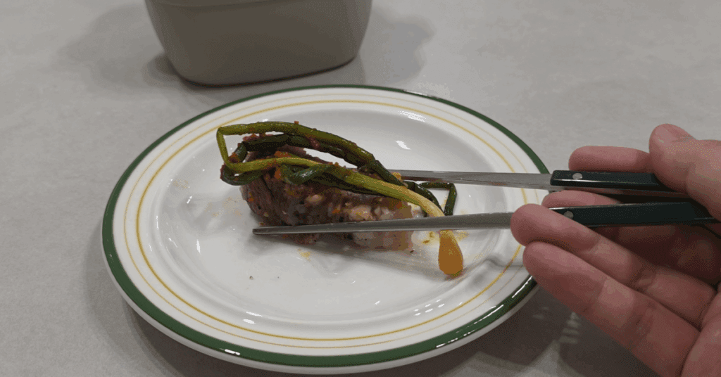 전자레인지로 10분 만에 완성하는 초간단 삼겹살 수육 레시피. 채소와 소주(또는 물)만으로 잡내 없이 촉촉하게! 전자레인지 수육, 전자레인지 삼겹살, 삼겹살 전자레인지 완전 정복.