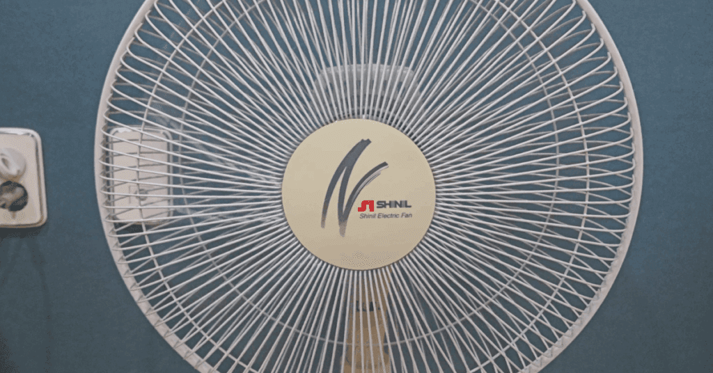 선풍기 청소 이렇게 하세요! 플라스틱 변색 제거 방법부터 보관 팁까지, 오래된 선풍기를 새것처럼 복원하는 초간단 노하우를 소개합니다.