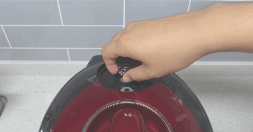 전기밥솥 냄새 원인은 ‘잘 안 보이는 작은 부품’에 있습니다. 오늘 딱 한 번, 스팀커버·압력추·물받이·패킹을 분해 세척하고 식초 스팀으로 마무리하세요. 전기밥솥 청소는 어렵지 않습니다. 이 루틴을 한 달에 한 번만 지키면 맛있는 밥맛을 그대로 유지할 수 있습니다.