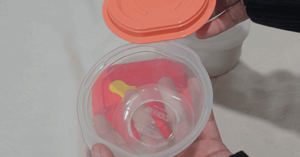 냉동밥 전자레인지 돌릴 때 플라스틱 용기 사용은 미세플라스틱 위험이 있습니다.
냉동밥 용기 선택부터 안전한 유리 보관법까지, 건강을 지키는 냉동밥 보관용기 꿀팁을 확인하세요.