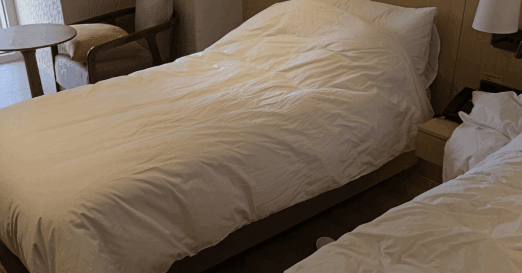 호텔 숙박 시 문단속이 불안하신가요? 벨트와 수건만으로 호텔 문 잠그기 완벽하게 하는 꿀팁을 알려드립니다.
간단한 문잠그기 방법으로 안전한 숙박을 지켜보세요.