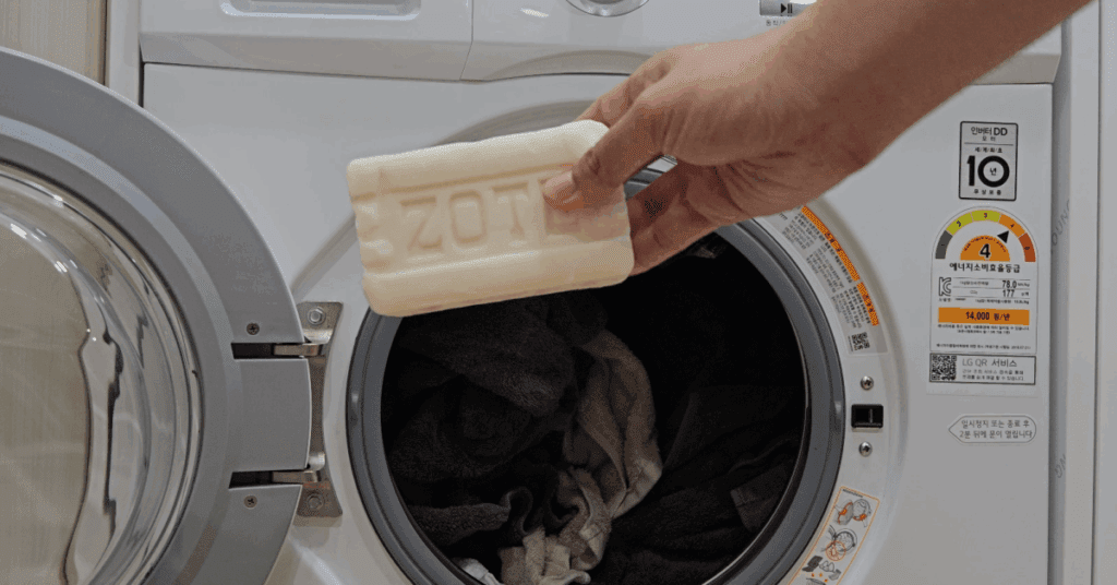 세탁소에서 배운 수건 세탁법 공개. 수건 삶기 없이 ‘고온+알칼리’로 쉰내 제거! 수건 세탁 온도, 수건 세탁 세제 선택, 단계별 수건 세탁법 노하우를 한 번에 정리합니다.