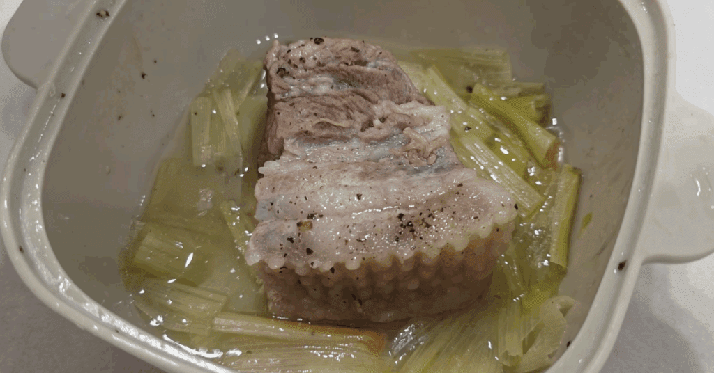 전자레인지로 10분 만에 완성하는 초간단 삼겹살 수육 레시피. 채소와 소주(또는 물)만으로 잡내 없이 촉촉하게! 전자레인지 수육, 전자레인지 삼겹살, 삼겹살 전자레인지 완전 정복.