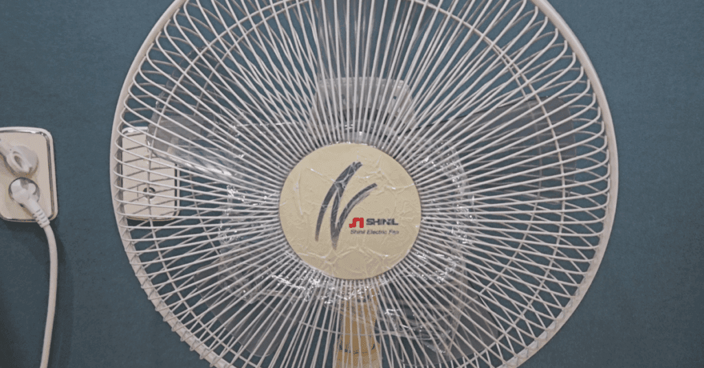 선풍기 청소 이렇게 하세요! 플라스틱 변색 제거 방법부터 보관 팁까지, 오래된 선풍기를 새것처럼 복원하는 초간단 노하우를 소개합니다.