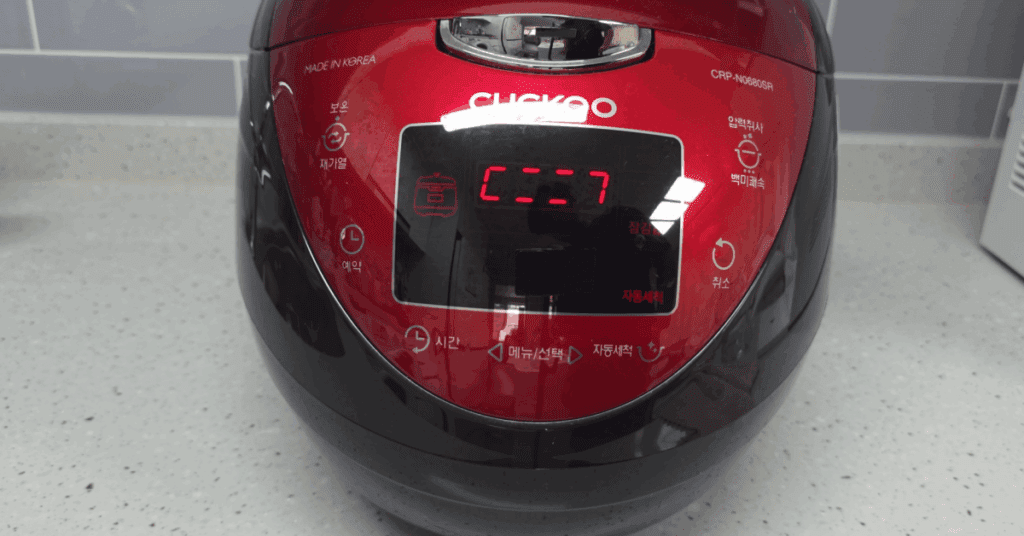 전기밥솥 냄새 원인은 ‘잘 안 보이는 작은 부품’에 있습니다. 오늘 딱 한 번, 스팀커버·압력추·물받이·패킹을 분해 세척하고 식초 스팀으로 마무리하세요. 전기밥솥 청소는 어렵지 않습니다. 이 루틴을 한 달에 한 번만 지키면 맛있는 밥맛을 그대로 유지할 수 있습니다.