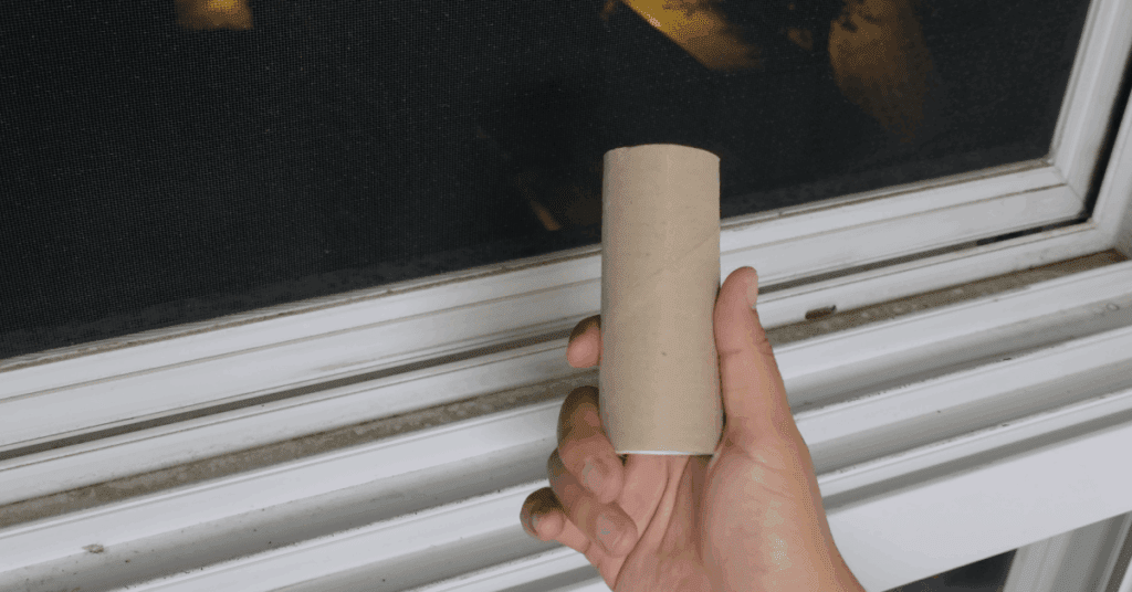 두루마리 휴지심 하나로 베란다 창틀 청소 끝! 전용 창틀 청소 도구 없이도 가능한 창틀 청소 방법을 단계별로 소개합니다. 배수홀 먼지 제거, 물때·곰팡이 예방, 유지 청소 방법까지 한 번에 정리.