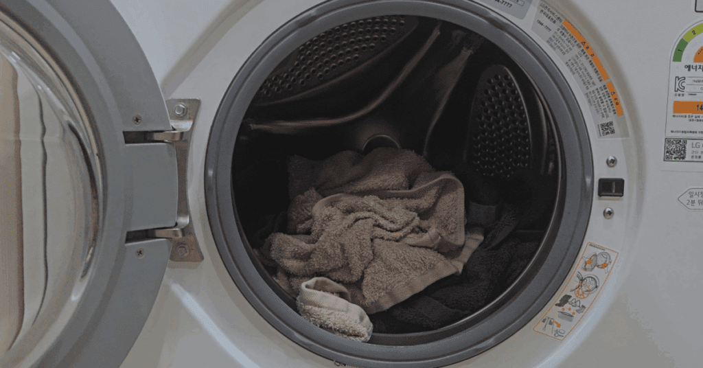 세탁소에서 배운 수건 세탁법 공개. 수건 삶기 없이 ‘고온+알칼리’로 쉰내 제거! 수건 세탁 온도, 수건 세탁 세제 선택, 단계별 수건 세탁법 노하우를 한 번에 정리합니다.