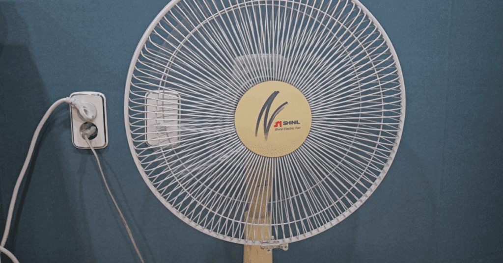 선풍기 청소 이렇게 하세요! 플라스틱 변색 제거 방법부터 보관 팁까지, 오래된 선풍기를 새것처럼 복원하는 초간단 노하우를 소개합니다.