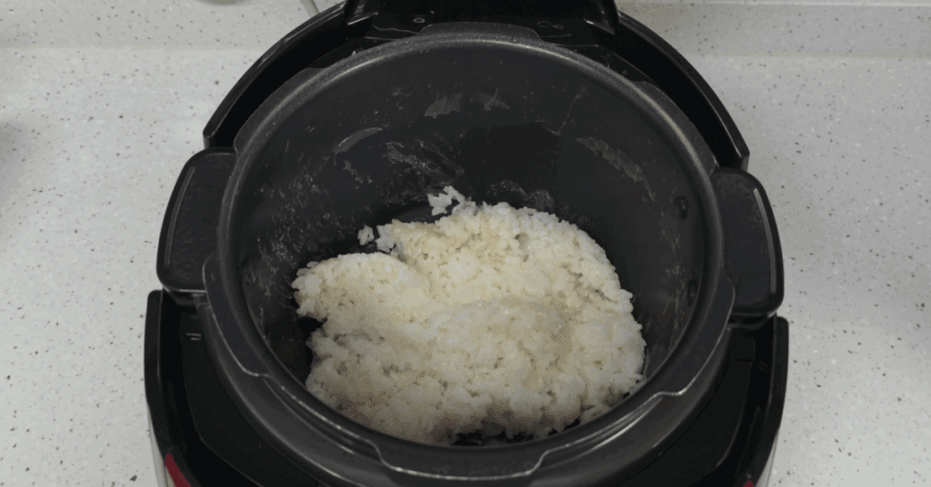 전기밥솥 냄새 원인은 ‘잘 안 보이는 작은 부품’에 있습니다. 오늘 딱 한 번, 스팀커버·압력추·물받이·패킹을 분해 세척하고 식초 스팀으로 마무리하세요. 전기밥솥 청소는 어렵지 않습니다. 이 루틴을 한 달에 한 번만 지키면 맛있는 밥맛을 그대로 유지할 수 있습니다.