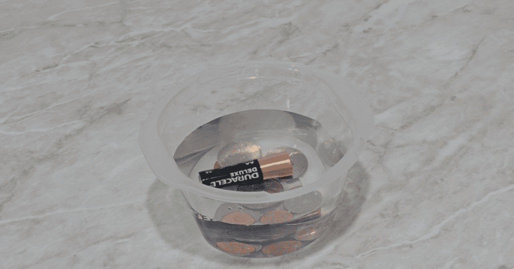 다쓴 건전지 충전 방법과 재활용 실험을 소개합니다. 물과 동전만으로 가능한 간단한 방법으로 다쓴 건전지 확인부터 응급 복원까지 안전하게 시도할 수 있습니다.