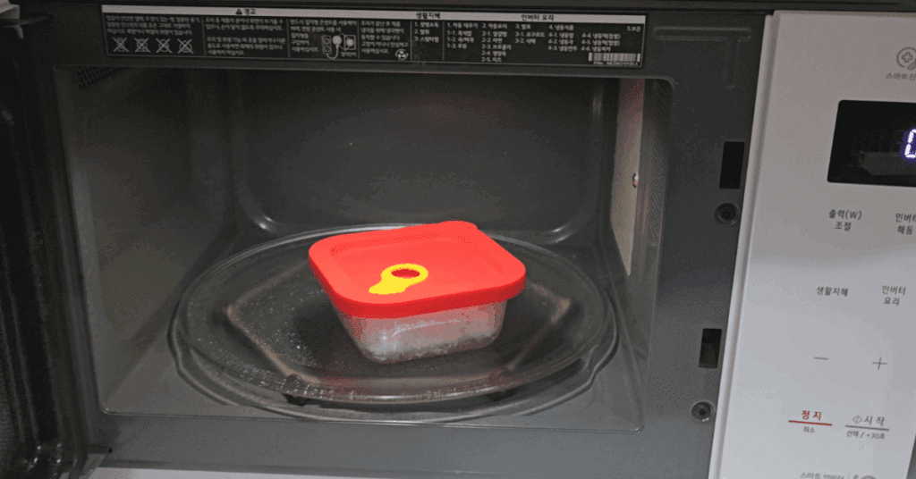 냉동밥 전자레인지 돌릴 때 플라스틱 용기 사용은 미세플라스틱 위험이 있습니다.
냉동밥 용기 선택부터 안전한 유리 보관법까지, 건강을 지키는 냉동밥 보관용기 꿀팁을 확인하세요.