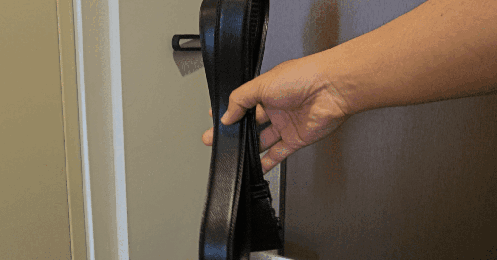 호텔 숙박 시 문단속이 불안하신가요? 벨트와 수건만으로 호텔 문 잠그기 완벽하게 하는 꿀팁을 알려드립니다.
간단한 문잠그기 방법으로 안전한 숙박을 지켜보세요.