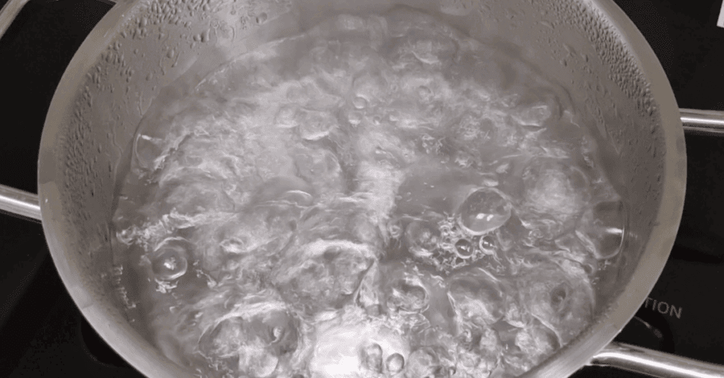 수돗물 마셔도 되나요? 정수된 수돗물은 안전하지만, 수돗물 마시면 안되는 이유 1가지는 배관·보일러 이물질 위험입니다. 라면 수돗물은 찬물로 받고 잠시 흘려보낸 뒤 사용하세요.