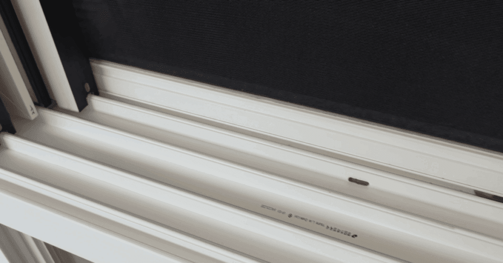 두루마리 휴지심 하나로 베란다 창틀 청소 끝! 전용 창틀 청소 도구 없이도 가능한 창틀 청소 방법을 단계별로 소개합니다. 배수홀 먼지 제거, 물때·곰팡이 예방, 유지 청소 방법까지 한 번에 정리.