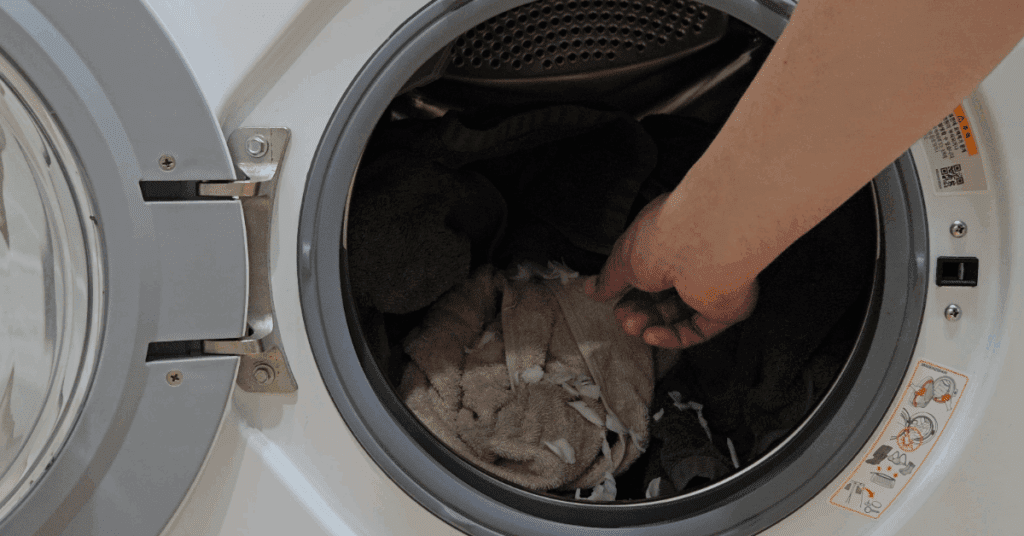 세탁소에서 배운 수건 세탁법 공개. 수건 삶기 없이 ‘고온+알칼리’로 쉰내 제거! 수건 세탁 온도, 수건 세탁 세제 선택, 단계별 수건 세탁법 노하우를 한 번에 정리합니다.