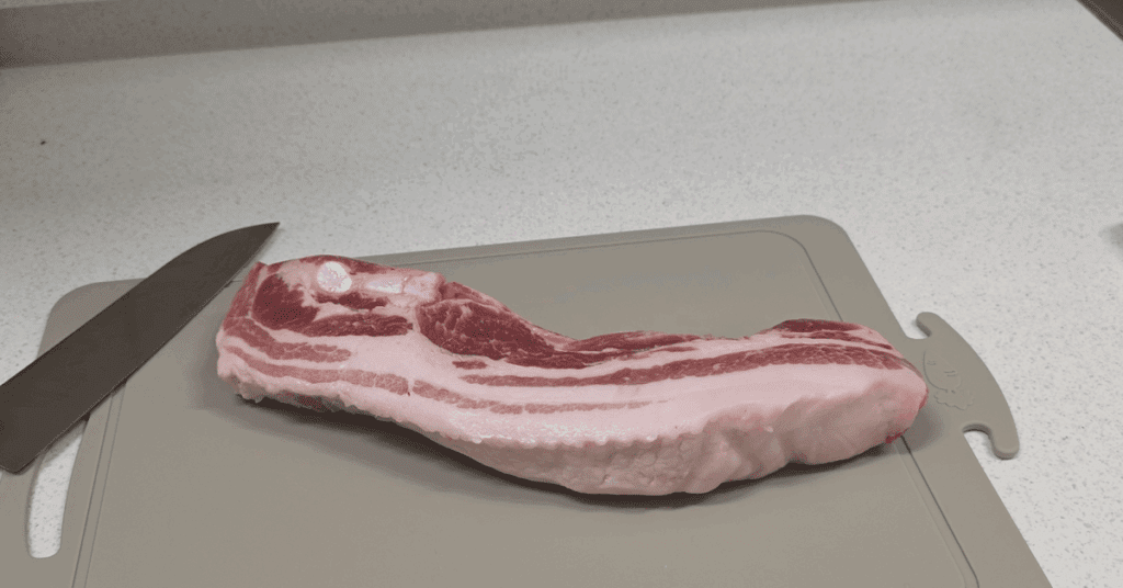 전자레인지로 10분 만에 완성하는 초간단 삼겹살 수육 레시피. 채소와 소주(또는 물)만으로 잡내 없이 촉촉하게! 전자레인지 수육, 전자레인지 삼겹살, 삼겹살 전자레인지 완전 정복.