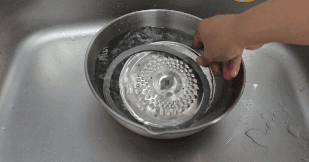 전기밥솥 냄새 원인은 ‘잘 안 보이는 작은 부품’에 있습니다. 오늘 딱 한 번, 스팀커버·압력추·물받이·패킹을 분해 세척하고 식초 스팀으로 마무리하세요. 전기밥솥 청소는 어렵지 않습니다. 이 루틴을 한 달에 한 번만 지키면 맛있는 밥맛을 그대로 유지할 수 있습니다.