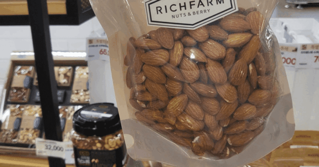 이마트 대용량 먹템 추천! 코스트코보다 저렴한 이마트 가성비 제품 Top10. 붉은새우, 낙지볶음밥, 포션버터 등 이마트 추천템으로 알뜰 장보기 해보세요.