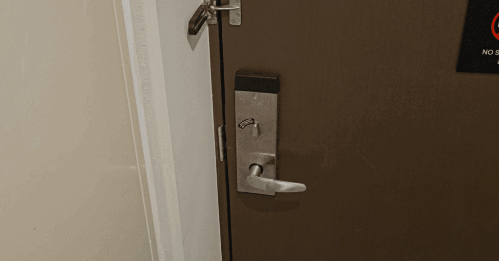 호텔 숙박 시 문단속이 불안하신가요? 벨트와 수건만으로 호텔 문 잠그기 완벽하게 하는 꿀팁을 알려드립니다.
간단한 문잠그기 방법으로 안전한 숙박을 지켜보세요.