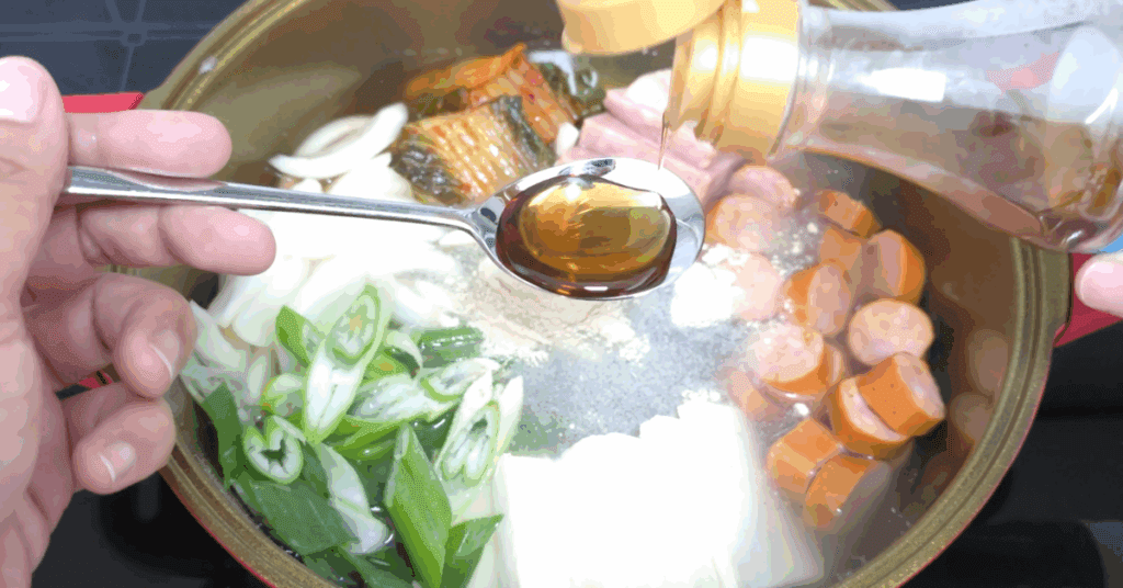 라면 연구원이 직접 선정한 사리곰탕면 레시피 1위 공개!
두부·스팸·치즈로 깊은 맛을 완성하는 라면 레시피 추천,
이 조합 하나로 최고의 라면 레시피가 완성됩니다.