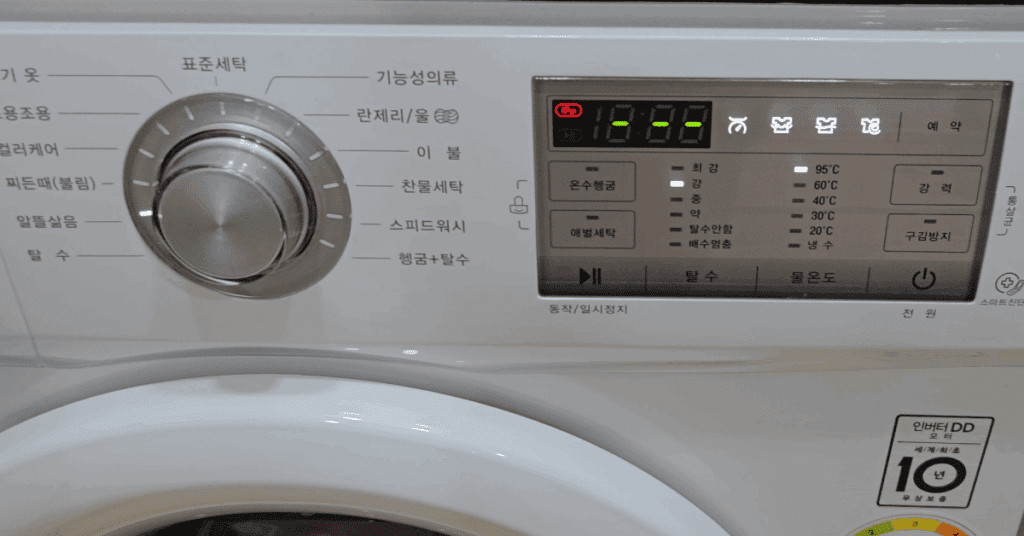 세탁소에서 배운 수건 세탁법 공개. 수건 삶기 없이 ‘고온+알칼리’로 쉰내 제거! 수건 세탁 온도, 수건 세탁 세제 선택, 단계별 수건 세탁법 노하우를 한 번에 정리합니다.