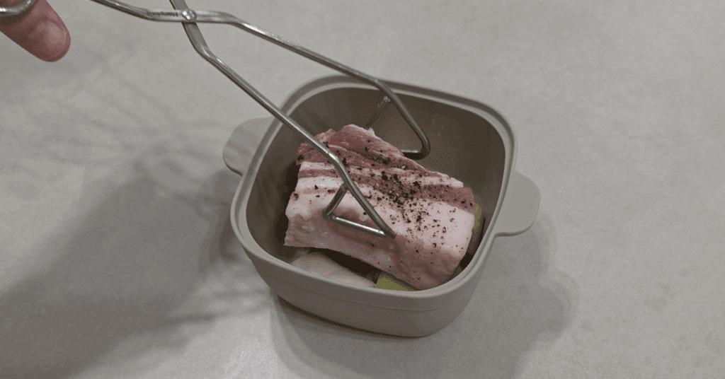 전자레인지로 10분 만에 완성하는 초간단 삼겹살 수육 레시피. 채소와 소주(또는 물)만으로 잡내 없이 촉촉하게! 전자레인지 수육, 전자레인지 삼겹살, 삼겹살 전자레인지 완전 정복.