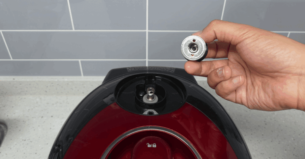 전기밥솥 냄새 원인은 ‘잘 안 보이는 작은 부품’에 있습니다. 오늘 딱 한 번, 스팀커버·압력추·물받이·패킹을 분해 세척하고 식초 스팀으로 마무리하세요. 전기밥솥 청소는 어렵지 않습니다. 이 루틴을 한 달에 한 번만 지키면 맛있는 밥맛을 그대로 유지할 수 있습니다.